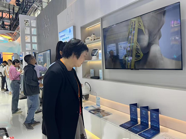 图为参展商观看融畅APP介绍